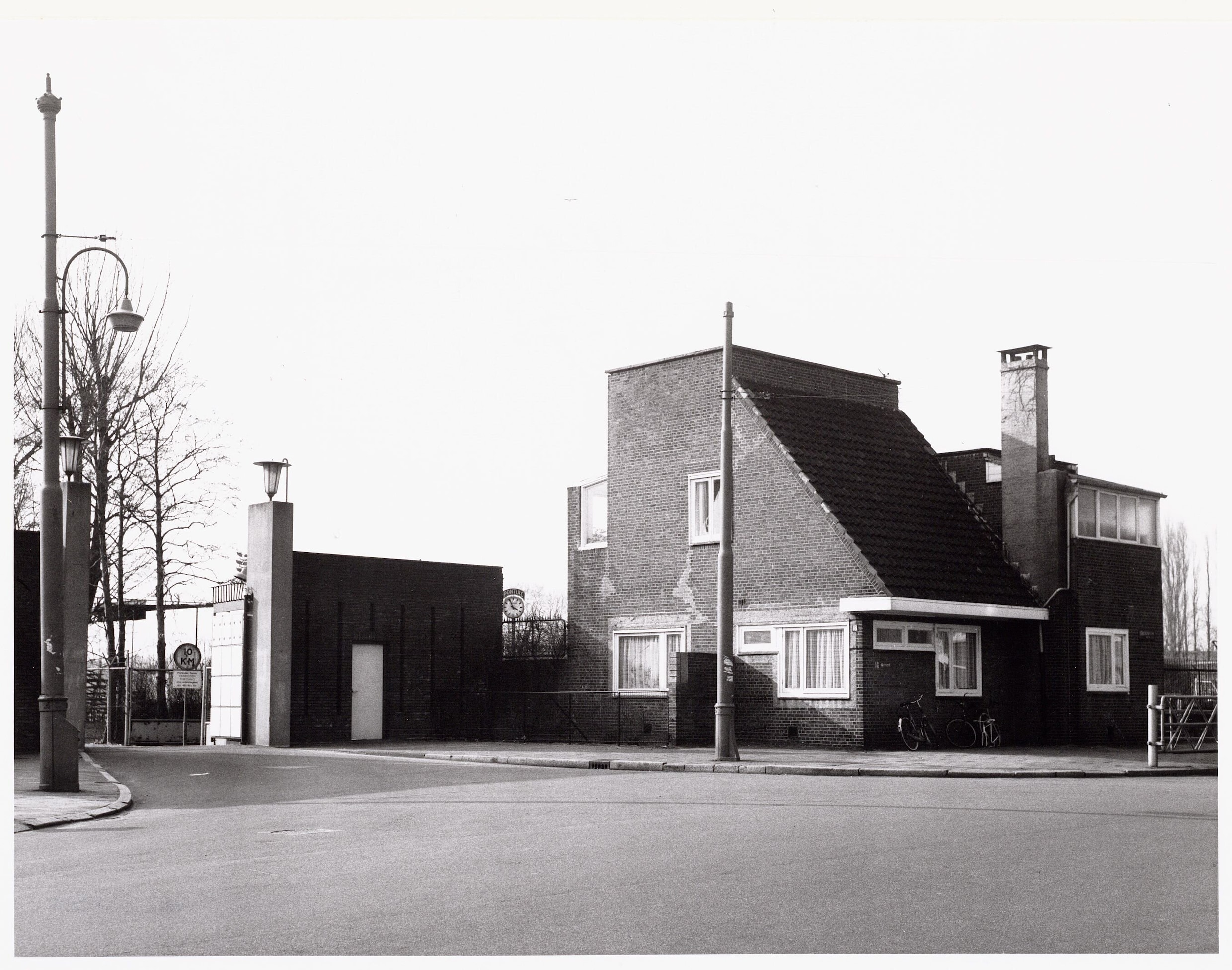 Dankzij Johan Cruijff werd dit olympische postkantoor niet afgebroken, maar 30 meter verplaatst